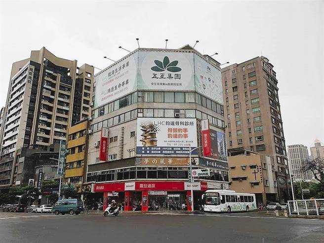 知名生命礼仪公司「五互集团」旗下子公司「龙海生活事业」5月才因违法贩卖契约商品、吸金逾220亿元，遭高雄地院罚款2亿元，女总裁陈秋白判10年6月。高雄地检署7月再度发动搜索，发现龙海仍持续运作吸金。检方怒斥该集团「目无法纪」，讯后谕令陈秋白300万元交保，其余干部100万至15万元不等交保。（本报资料照）