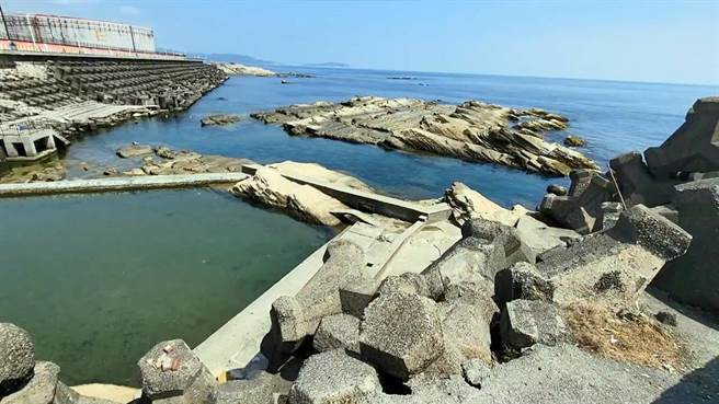 虽然海兴泳池已经封闭施工，但仍传出有民眾擅自闯入，爬过消坡块戏水。基隆市府表示将加强现场告示，并强化巡察，民眾若遭罚，罚金将高达3万元起跳。（张志康摄）