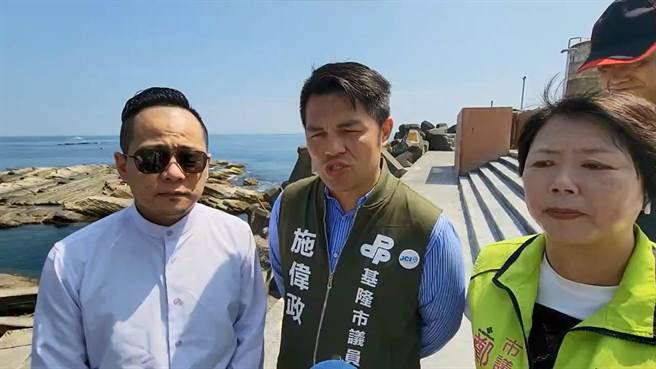 基隆市议员施伟政（中）、基隆市议会议长童子玮（左）、市议员郑文婷（右）共办会勘，要求市府强化海兴泳池告示，引导民眾至合法场域戏水。（张志康摄）