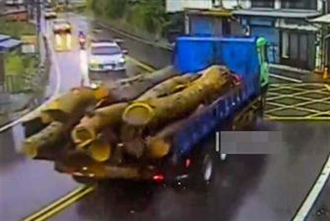 保七总部和新竹林管处专案小组在监视画面发现山老鼠盗伐的台湾榉木被货车运出。（保七总队提供／罗浚滨新竹传真）