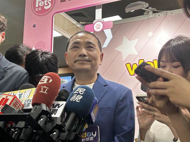 国民党2024总统参选人侯友宜10日上午出席台北宠物展，会前受访。（陈薏云摄）