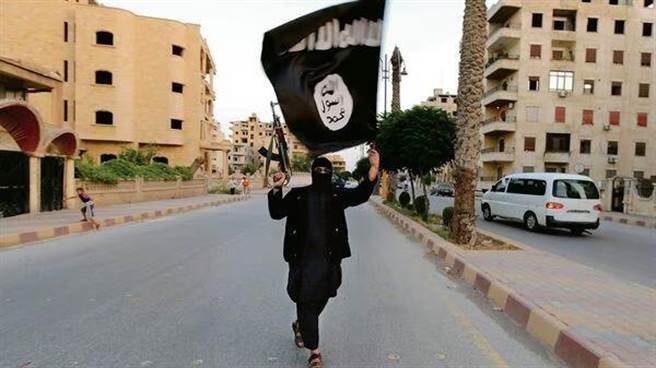 美国中央司令部周日（9日）宣布，美军于7日击毙极端组织「伊斯兰国」（IS）在叙利亚东部地区的领袖穆哈加，同时指责俄军「鲁莽地」干扰这一行动。（路透社）