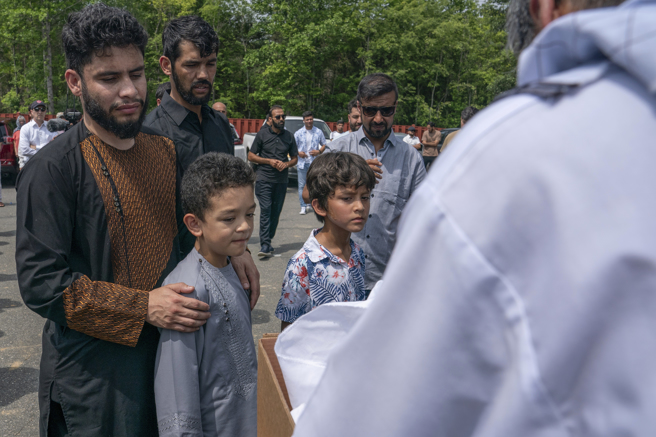 中間男孩為納蘇拉杜拉的8歲兒子。（圖／美聯社）
