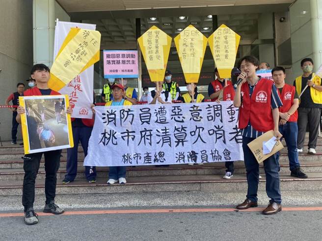消防员工作权益促进协会等团体，10日控诉桃市府消防局仅因基层消防员反映分队主管不当行径、反对消防送水作业就遭恶意调动。(蔡依珍摄)