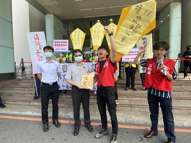 消防员工作权益促进协会等团体，10日控诉桃市府消防局仅因基层消防员反映分队主管不当行径、反对消防送水作业就遭恶意调动，副局长郑安平代表接受陈情书。(蔡依珍摄)