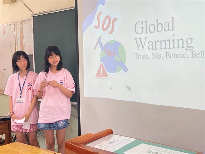 国中生挑战全英语专题发表。（新北市教育局提供）