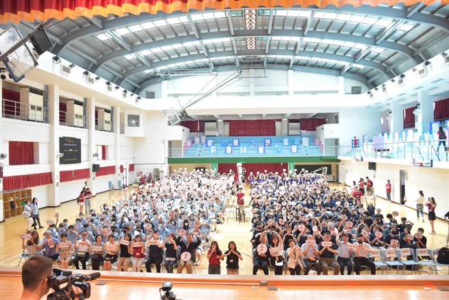 96位美国青年志工协助200位国中生办理两天的全英语国际论坛。（新北市教育局提供）