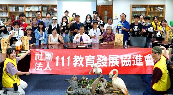 理事长吴清山（前排坐右二）欢迎来自马祖的高国中师生，北市立动物园园长諶亦聪（前排坐右三）致赠每位师生猫熊玩偶与纪念品。图/协会提供