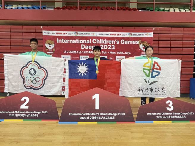 「2023年國際少年運動會」昨晚閉幕，新北代表隊在桌球奪得1金1銀1銅佳績，蕭惟之銀牌、吳映萱金牌、張浿珊銅牌（由左至右）。（新北市教育局提供）
