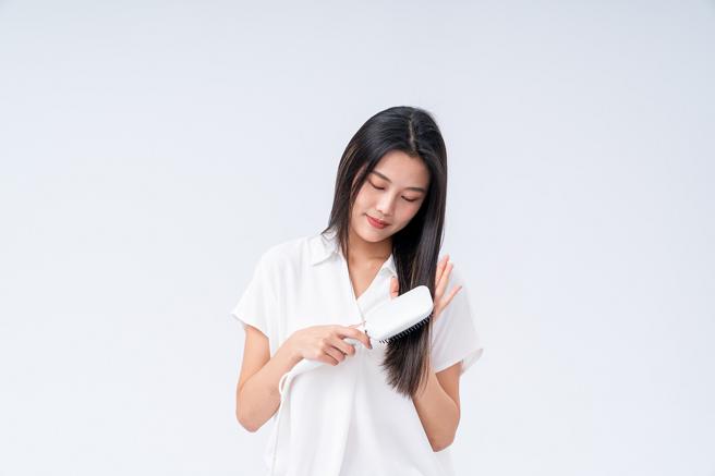 飞利浦新上市的沙龙级陶瓷电热直髮梳BHD880独特添加摩洛哥精油，让梳髮过程更加滑顺。（飞利浦提供）