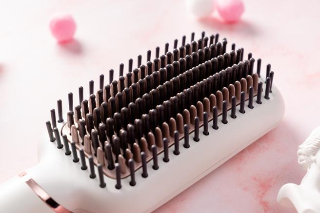 飞利浦沙龙级陶瓷电热直髮梳BHD880 ，三重防烫齿梳设计，新手也能简单掌握。售价2288元。（飞利浦提供）