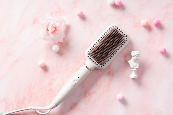 飞利浦沙龙级陶瓷电热直髮梳BHD880，50秒快速加热，360度旋转式电线，使用更顺手。（飞利浦提供）