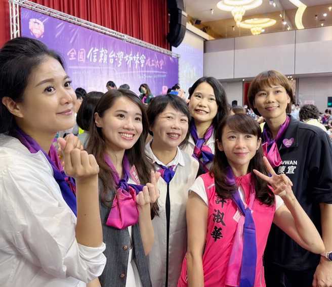民進黨台北市議員許淑華（右2）9日在信賴台灣姊妹會成立大會上，和綠營基隆議員合影。（圖取自許淑華臉書）