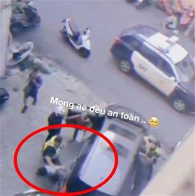 移工拒绝接受警员盘查，打开车门后拔腿狂逃。（林口警分局提供）