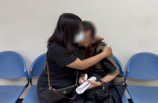 台南市任姓男子疑遭人殴打致死丢包永康奇医院，家属前往市立殡仪馆协助指认时，悲痛欲绝。（读者提供／洪荣志台南传真）