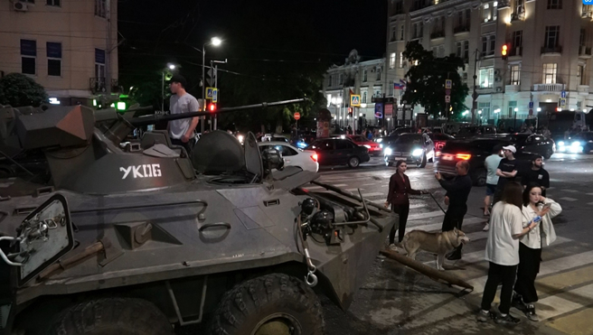 图为瓦格纳人员正准备撤离俄南部军区总部所在区域 。（新华社资料照）