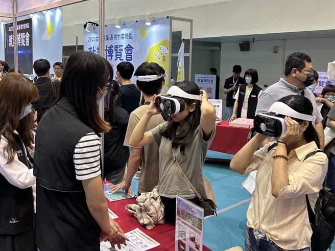 勞動力發展署桃竹苗將VR技術結合求職，讓民眾更認識各產業。（勞動力發展署桃竹苗分署提供／呂筱蟬桃園傳真）