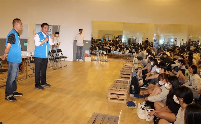 县长锺东锦（左二）到场为学生们鼓励，并与学生们展开座谈。（李京升摄）