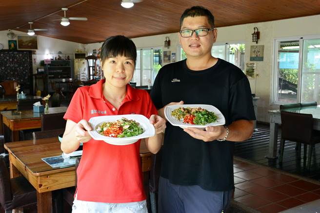 来自江西的屏东媳妇杨进霞与丈夫陈德弘，以客家粄条及米苔目做出江西拌粉。(林和生摄)