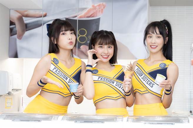 8％ice冰淇淋专卖店找来啦啦队女神妮可（左起）、峮峮、Julie担任一日店长，诉求嘴巴与眼睛都吃冰淇淋。（8％ice提供／朱世凯台北传真）