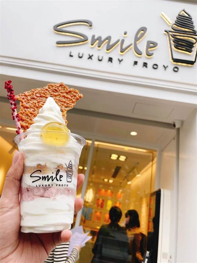 Smile Froyo共推12款口味优格霜淇淋，客单价300元起。（朱世凯摄）