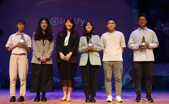Signify台湾昕诺飞行销总监陈菀儒为优胜学生颁奖，讚赏同学的创意。(图/时报金犊奖提供)