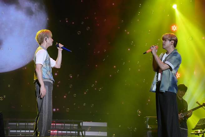 「九泽CP」邱锋泽（左）、陈零九昨晚在花莲庆祝4周年。（三立提供）