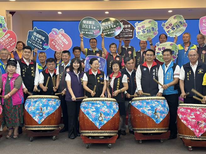 花蓮縣政府客家事務處今天在縣府大禮堂舉辦「縱谷客韻季」啟動儀式，縣長徐榛蔚（中）以擊鼓方式替活動揭開序幕。（羅亦晽攝）