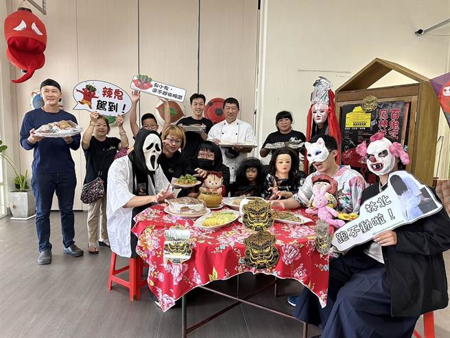 花蓮縣鳳林鎮百鬼拚桌宴將在本月15日開跑，邀請當地4位餐飲業者及1名總鋪師，準備一桌10道的鳳林經典招牌佳餚，用美食留住旅人的胃。（羅亦晽攝）