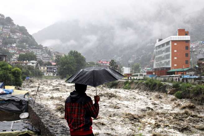 印度雨季降下大暴雨，北部喜马偕尔省（Himachal Pradesh）洪患严重。（图／美联社）
