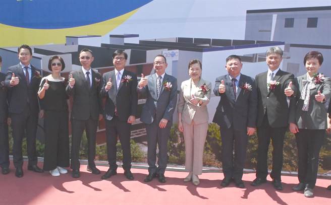 經濟部長王美花（右四）10 日出席新應材公司擴廠典禮，高雄市長陳其邁（左四）陪同。（林瑞益攝）