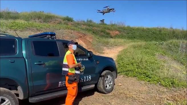 岸巡以无人机升空，俯瞰海域搜索。（岸巡提供／许逸民澎湖传真）