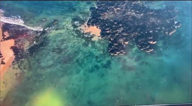 岸巡使用无人机空中侦察，海域状况一目了然。（岸巡提供／许逸民澎湖传真）