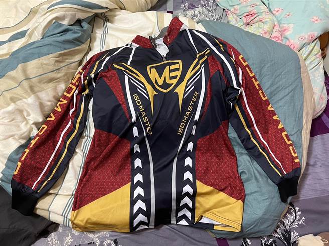 海钓失联者穿着的上衣。（家属提供／许逸民澎湖传真）