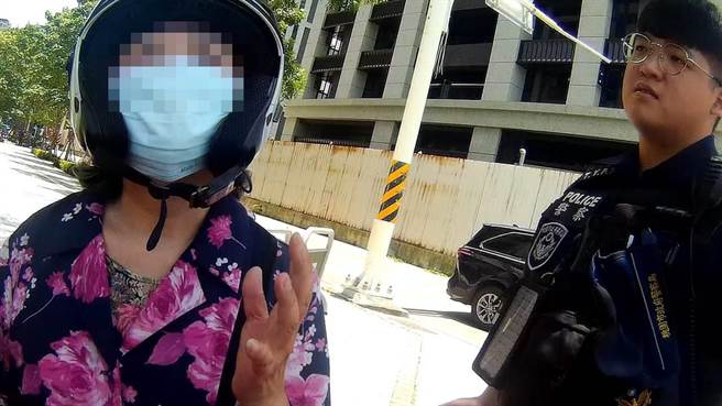 7旬許姓女機車騎士帳簿交給姪子保管，豈料姪子竟拿帳戶到處借錢又避不見面，害她官司纏身。(翻攝照片／蔡依珍桃園傳真)