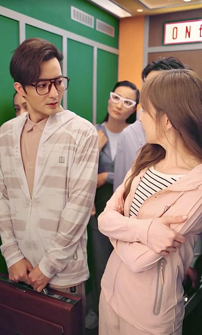 古斌（左）在预告中跟王心凌（右）对戏。（摘自youtube）