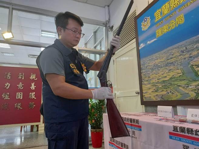 老翁持猎枪射击门后的太太。（宜兰县警察局罗东分局提供／吴佩蓉宜兰传真）