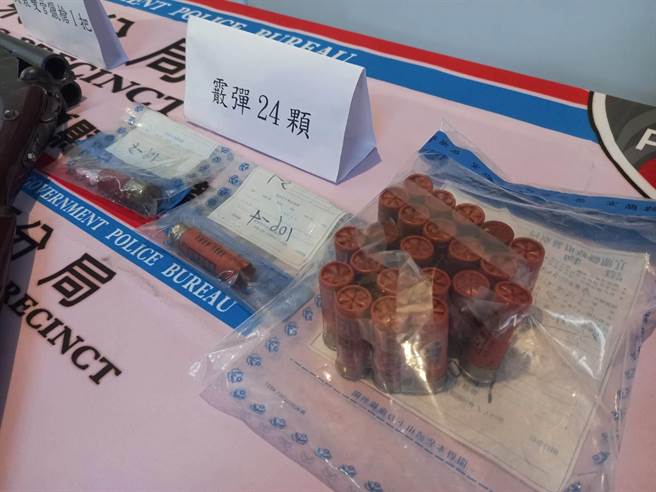 老翁持猎枪射击门后的太太。（宜兰县警察局罗东分局提供／吴佩蓉宜兰传真）