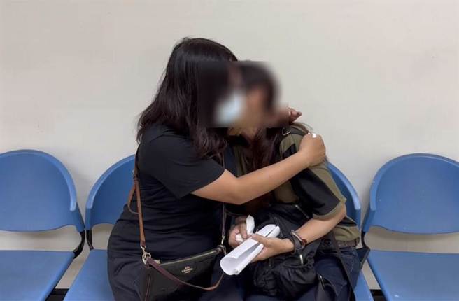 台南市任姓男子疑遭人殴打致死丢包永康奇医院，家属前往市立殡仪馆协助指认时，悲痛欲绝。（读者提供／洪荣志台南传真）