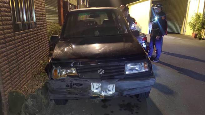 杨姓男子2月20日酒后开车回家途中撞断电线杆，竟条车在附近巷弄呼呼大睡，事隔2小时酒测值高达1.19毫克。（民眾提供／杨静茹南投传真）