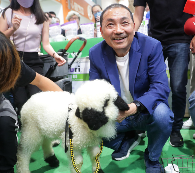 国民党总统参选人侯友宜10日参观宠物用品展，并且与参展的宠物合影留念。（季志翔摄）