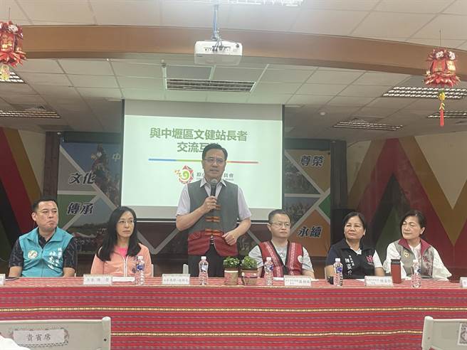 原民会主委夷将．拔路儿（左三）视察桃园中坜文化健康站，宣布今年将新设22站，全国将达503个文健站。（吕筱蝉摄）