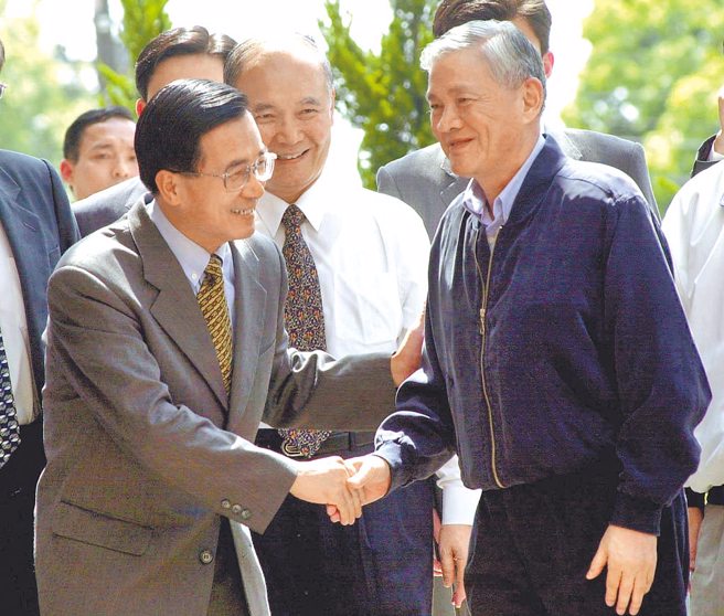 陈水扁总统任内，唐飞是首任行政院长。图为当时即将接任行政院长的唐飞出席新内阁成员在阳明山举行的新首长联谊会。（本报资料照片）