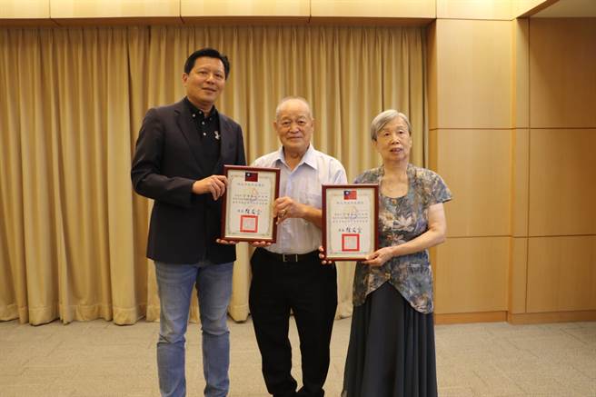 新北市副市长朱惕之表扬三芝温心天使徐莛凯与陈家卉夫妻檔，两人服务高风险家庭超过10年。（新北市社会局提供）