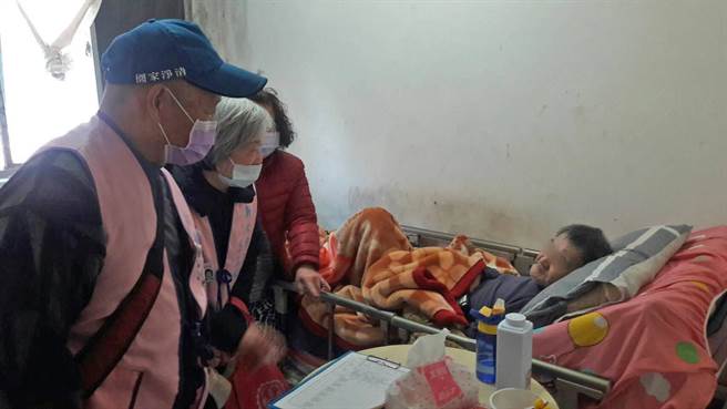 三芝温心天使徐莛凯与陈家卉夫妻（左1、左2）携手服务中风卧床的高风险家庭。（三芝区公所提供）