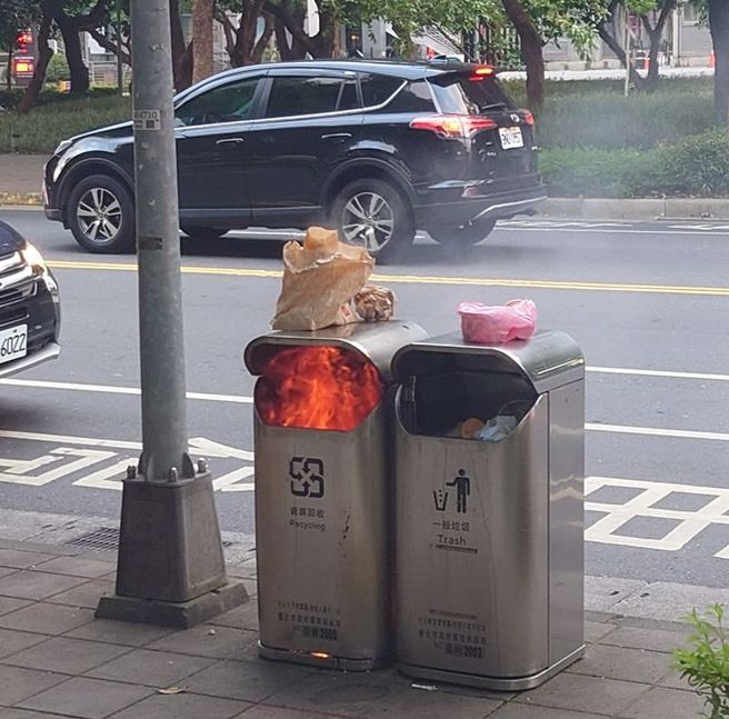 台北市南港区三重路公车站牌旁的垃圾桶起火。（图／翻摄脸书社团路上观察学院）