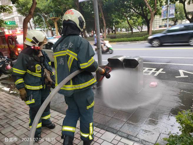 消防局获报立即到场将火势扑灭。（图／北市消防局提供）