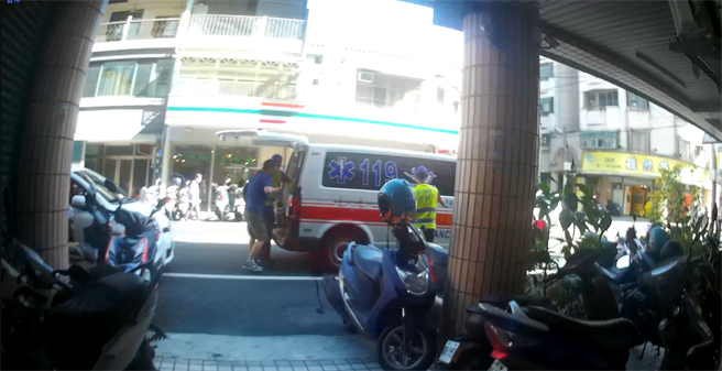 中坜警方协助开道并通知消防员将民眾送医，把握黄金治疗时间。(警方提供／吕筱蝉桃园传真)