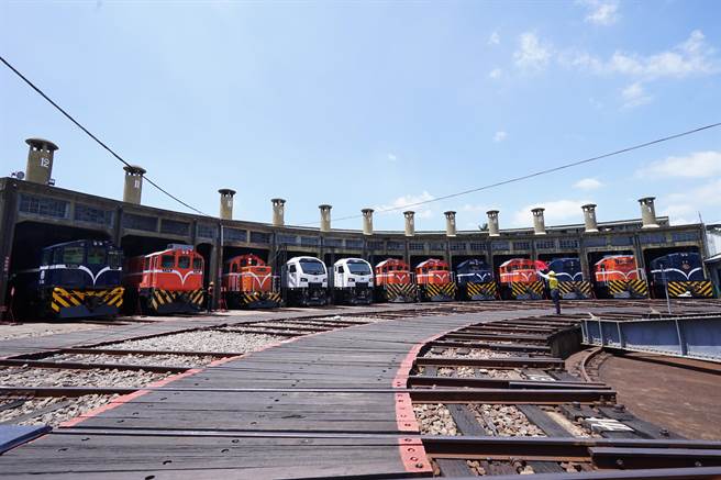 台铁10日在彰化百年扇库举办「R200型新柴电机车见面会」，歷代「R噜」系列柴电机车齐聚，吸引上百铁道迷挤爆扇库，一睹R200型风采及歷代机车头齐聚的经典画面。(吴建辉摄)