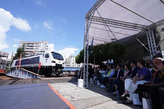 在交通部长王国材、台铁局长杜微等人的见证下，蓝白色的R200型柴电机车缓缓从扇形车库股道驶入调车转盘，场面盛大且别具意义，象徵世代交替。(吴建辉摄)